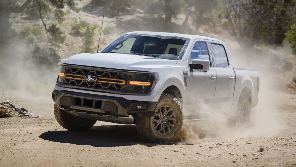 F-150 Tremor cinza derrapando na terra.