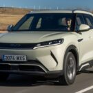 BYD Yuan Pro verde na estrada.