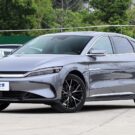 Carro da BYD cinza na diagonal