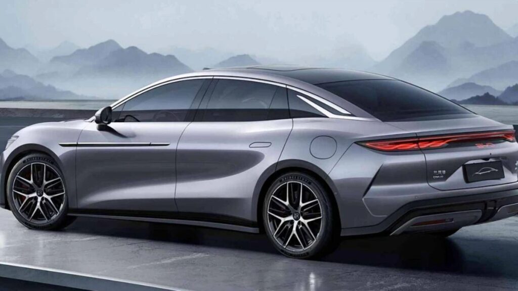 Lateral de um carro da BYD.