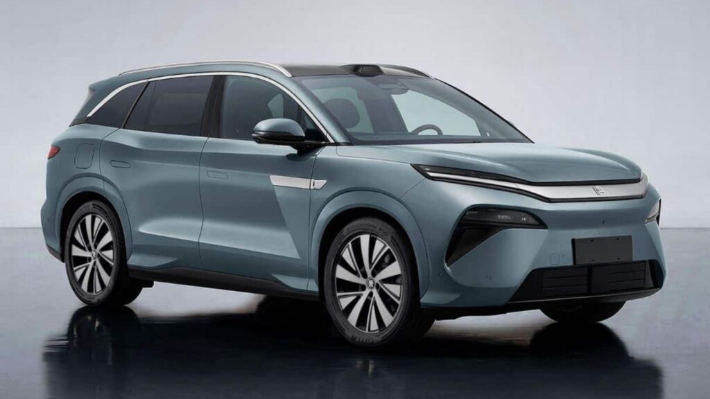 Carro da BYD verde na diagonal.