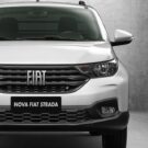 Novo Fiat Strada branco parado de frente.