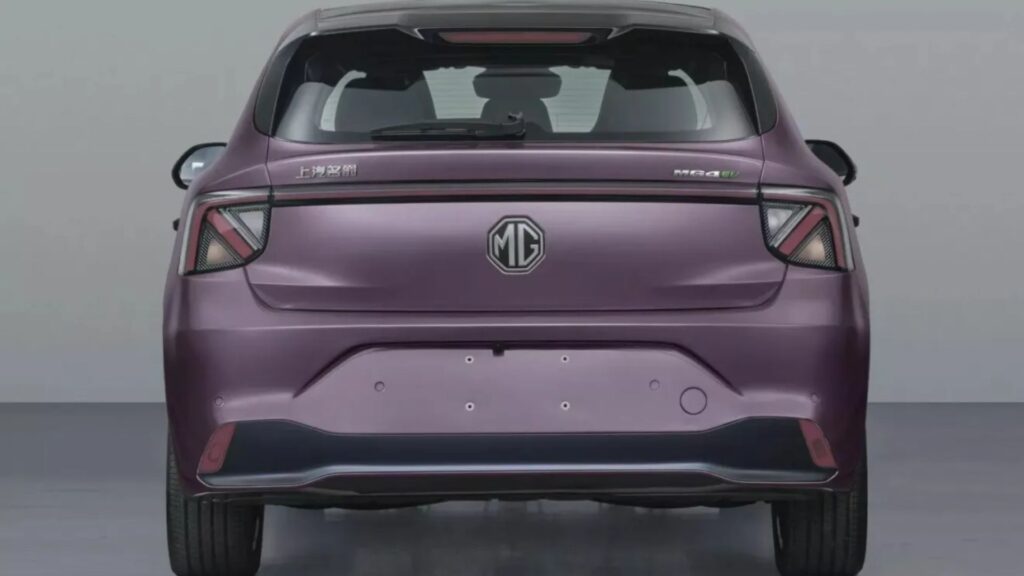 Traseira do Novo MG4 EV roxo.