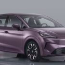 Novo MG4 EV roxo na diagonal.