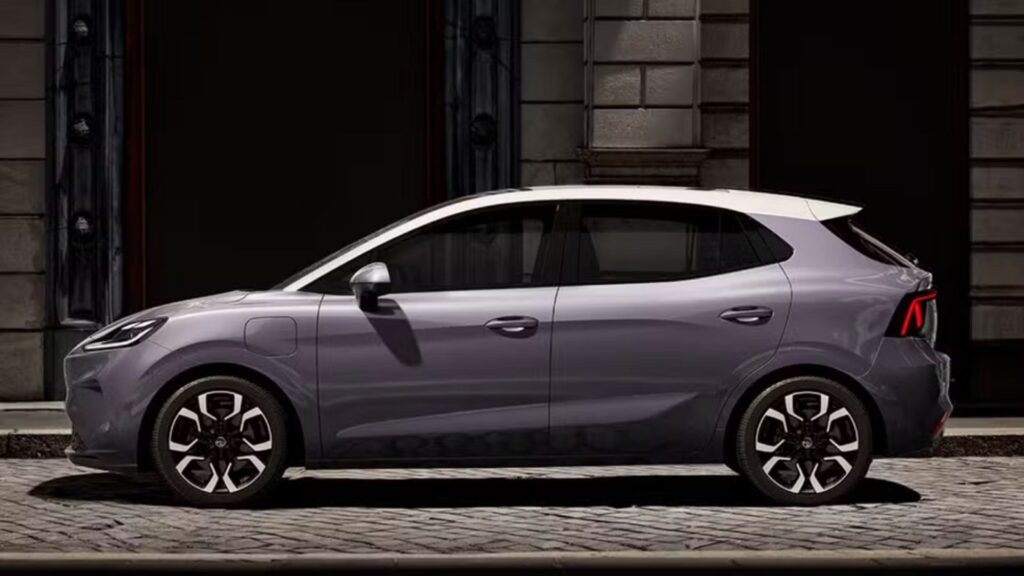 Lateral do Novo MG4 EV roxo.