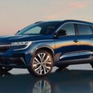 Renault Espace azul na diagonal.