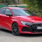 Novo Audi RS 3 vermelha na diagonal.