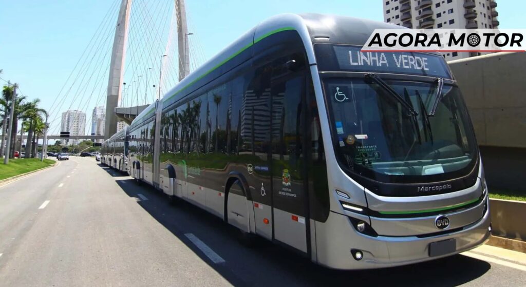 Ônibus elétrico da BYD cinza.