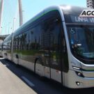 Ônibus elétrico da BYD cinza.