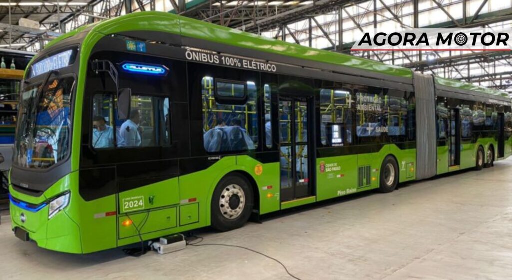 Lateral do Ônibus elétrico da BYD verde.