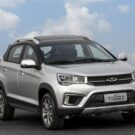 Tiggo 2 prata na diagonal.