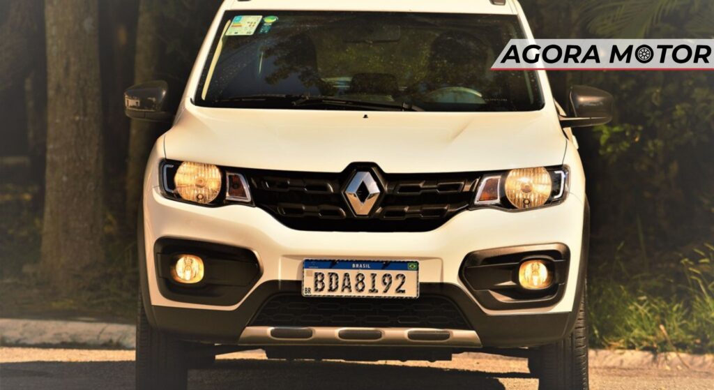 Kwid Outsider branco parado de frente.