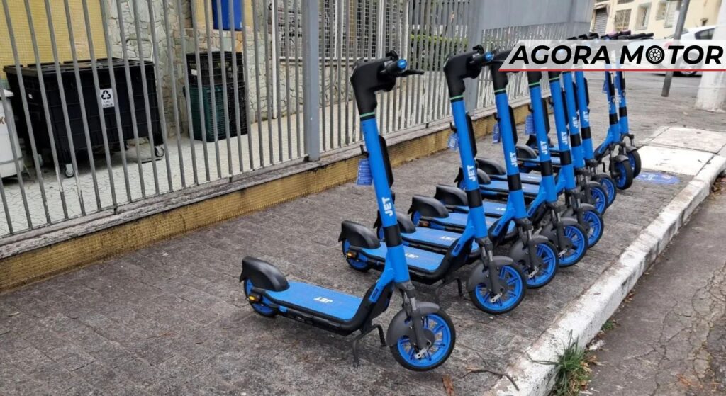 patinetes azuis enfileirados.