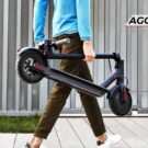 Segurando um patinete.