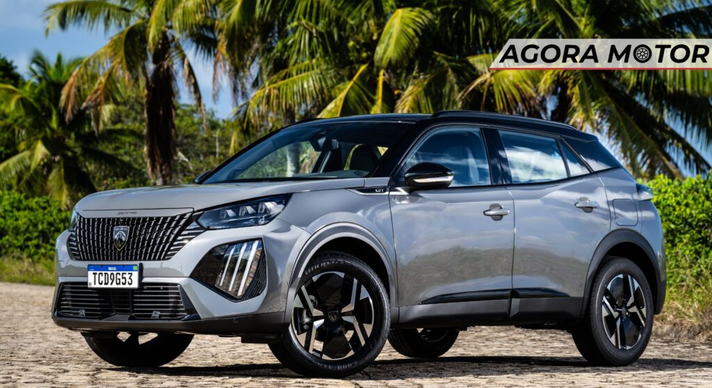 SUV Peugeot 2008 GT prata parado de lado.