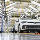 Produção do Volkswagen Polo com um Polo branco