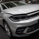 Volkswagen Polo cinza sendo produzido.