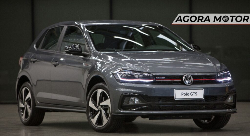 Volkswagen Polo GTS cinza parado na diagonal.