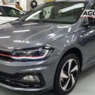 Volkswagen Polo GTS cinza parado na diagonal.