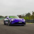 Porsche Taycan Turbo GT acelerando na pista.