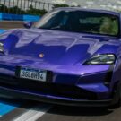 Frente do Porsche Taycan Turbo GT roxo.
