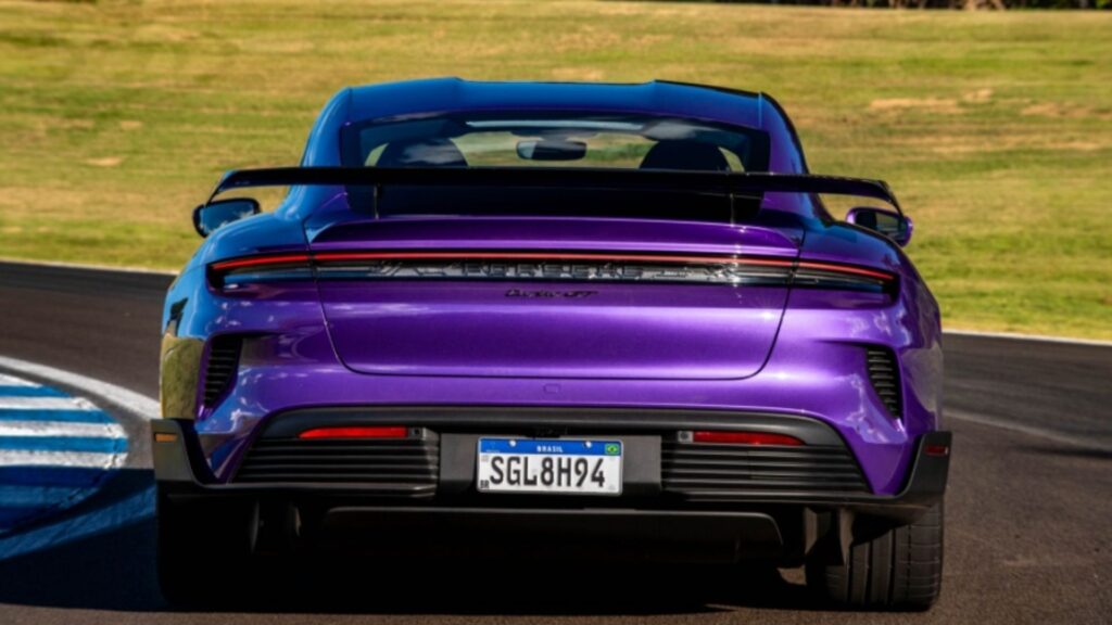 Traseira da Porsche Taycan Turbo GT roxa.