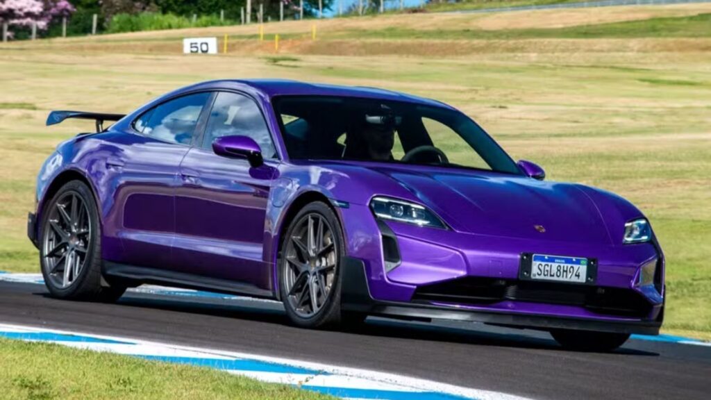 Porsche Taycan Turbo GT roxo na diagonal na pista.