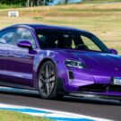 Porsche Taycan Turbo GT roxo na diagonal na pista.