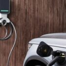 Carro carregando em casa.