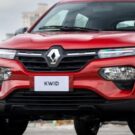 Renault Kwid laranja parado de frente.
