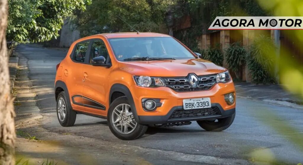 Renault Kwid laranja parado na diagonal.