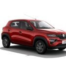 Renault Kwid vermelho na diagonal em um fundo branco.
