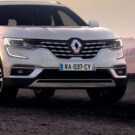 Um Renault SUV branco parado na diagonal.