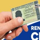 Segurando uma CNH com texto atrás dizendo renovar CNH.