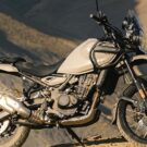 Royal Enfield Himalayan 450 cinza parada na diagonal.