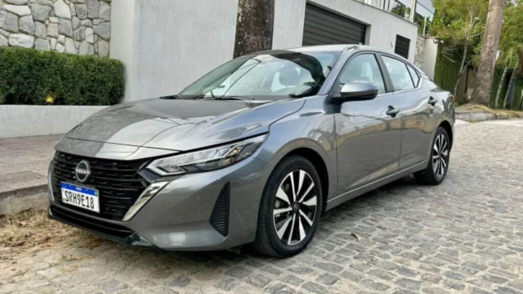 sentra 2025 cinza escuro encostado na beirada da estrada