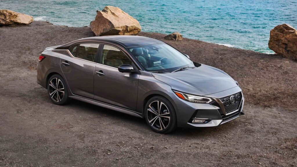 sentra 2025 cinza escuro estacionado