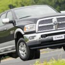 RAM 2500 preta na estrada.