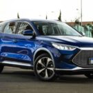 BYD Song Plus azul é um super-hibrido e esta parado na diagonal.