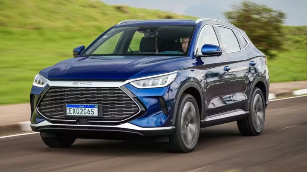 Frente do BYD Song Plus azul, é um super-hibrido e esta andando na estrada.