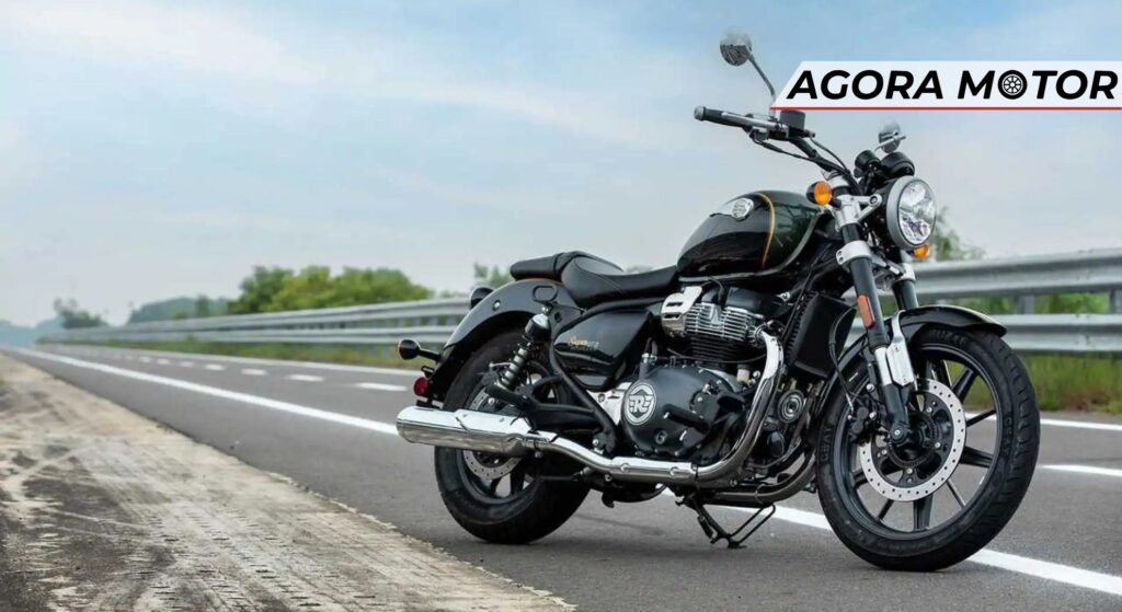 Royal Enfield Super Meteor 650 parada na diagonal.