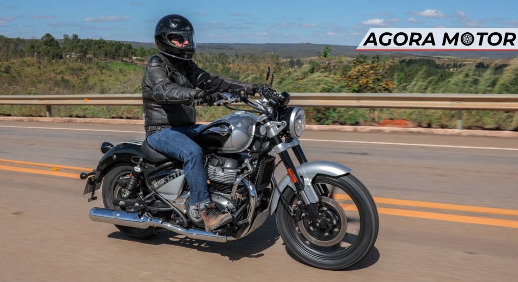 Royal Enfield Super Meteor 650 preta em velocidade.