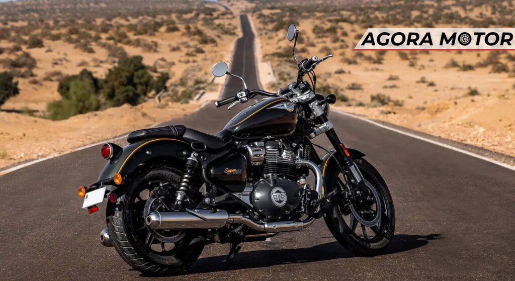 Royal Enfield Super Meteor 650 preto parado de costas.