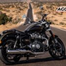 Royal Enfield Super Meteor 650 preto parado de costas.