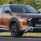 Frente do Nissan Magnite laranja na estrada.