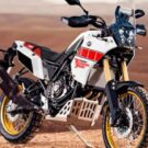 Yamaha Ténéré 700 branco parado na diagonal.