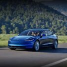 Tesla Model 3 azul na estrada.