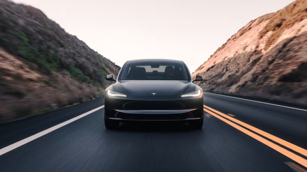 Frente do Tesla Model 3 preto.