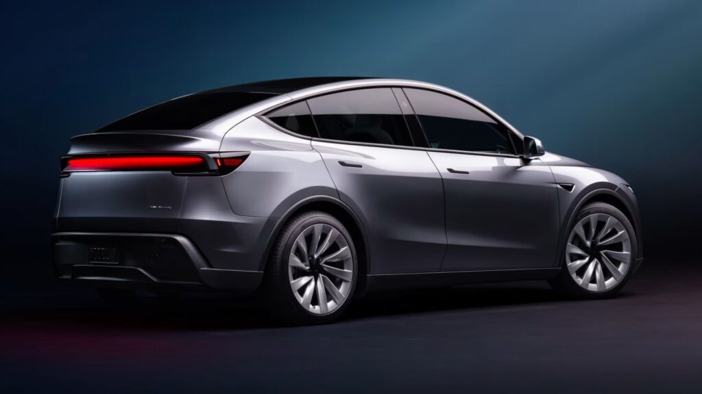 Tesla Model Y cinza no fundo escuro.