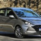 Hyundai HB20 Vision 1.0 Turbo (2022) cinza escuro estacionado.